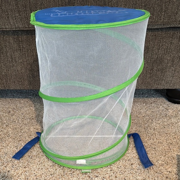 Pop-Up Mesh butterfly habitat - Picture 1 of 4